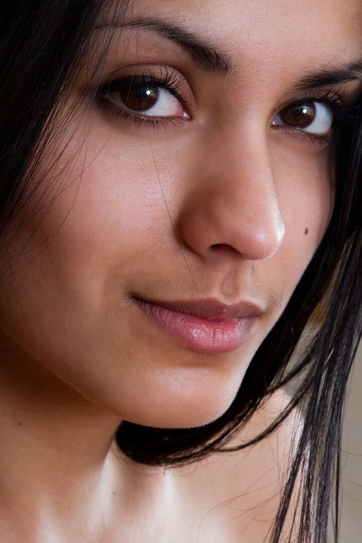 16P Adrienne caliente de pelo oscuro se quita las bragas negras para modelar su culo caliente