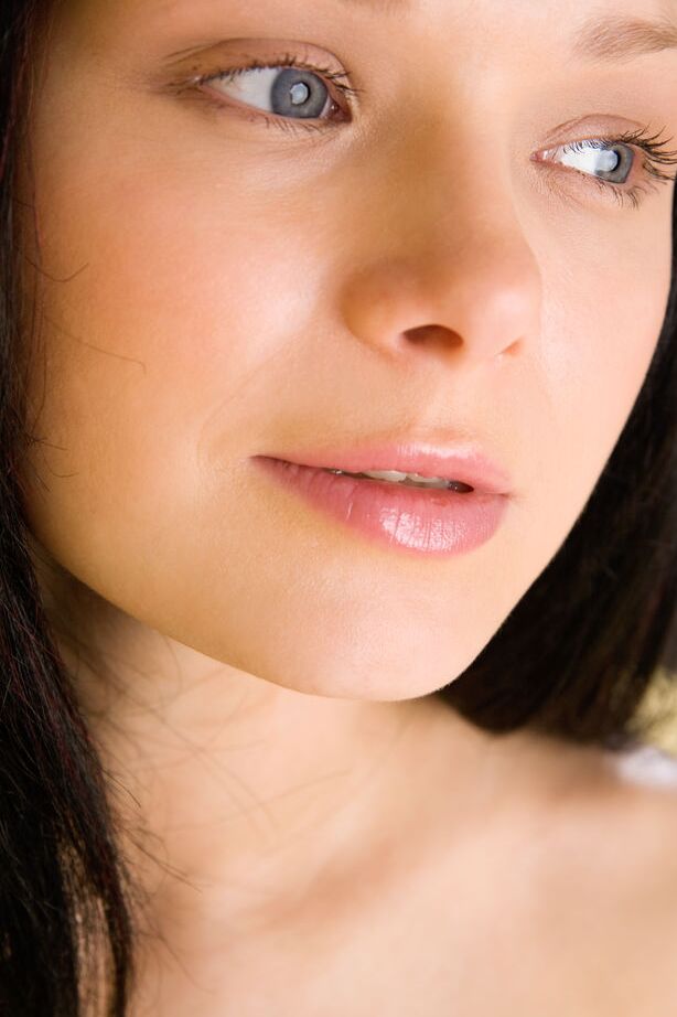 16P La joven belleza morena Mia posa totalmente desnuda de manera sensual
