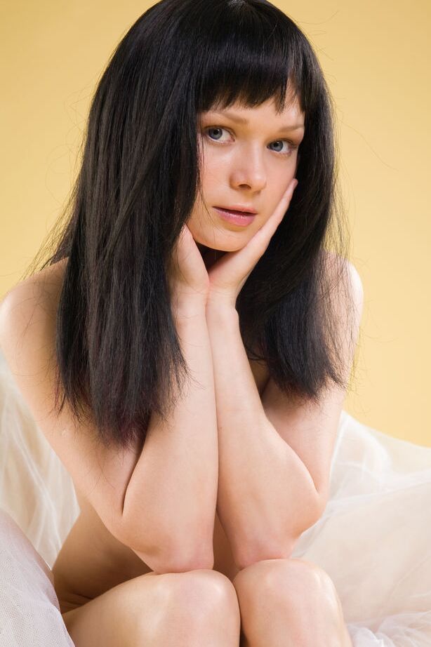 16P La joven belleza morena Mia posa totalmente desnuda de manera sensual