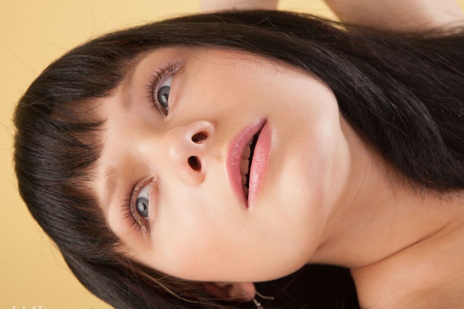16P La joven belleza morena Mia posa totalmente desnuda de manera sensual