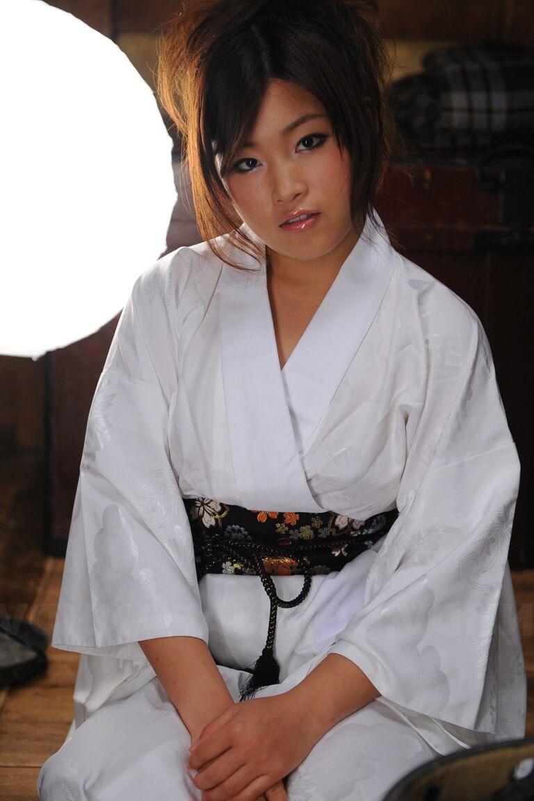 15P Innocent Japanese babe Nene Nagasawa posing in her lovely kimono