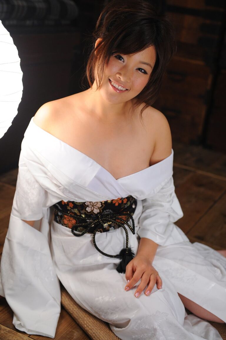 15P Innocent Japanese babe Nene Nagasawa posing in her lovely kimono