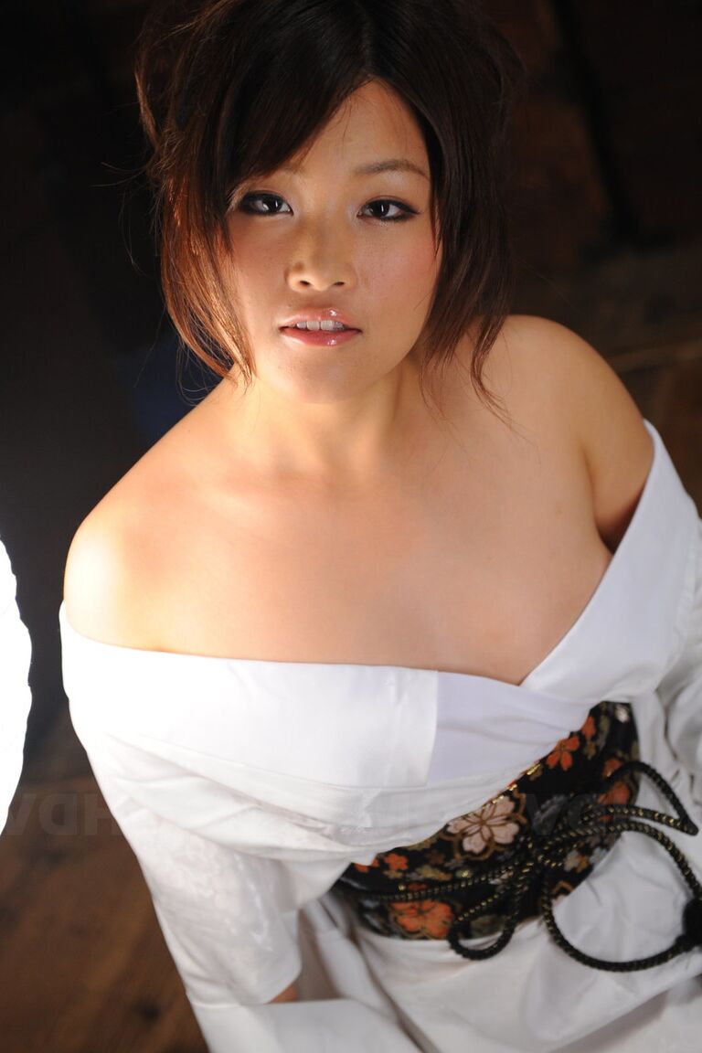15P Innocent Japanese babe Nene Nagasawa posing in her lovely kimono