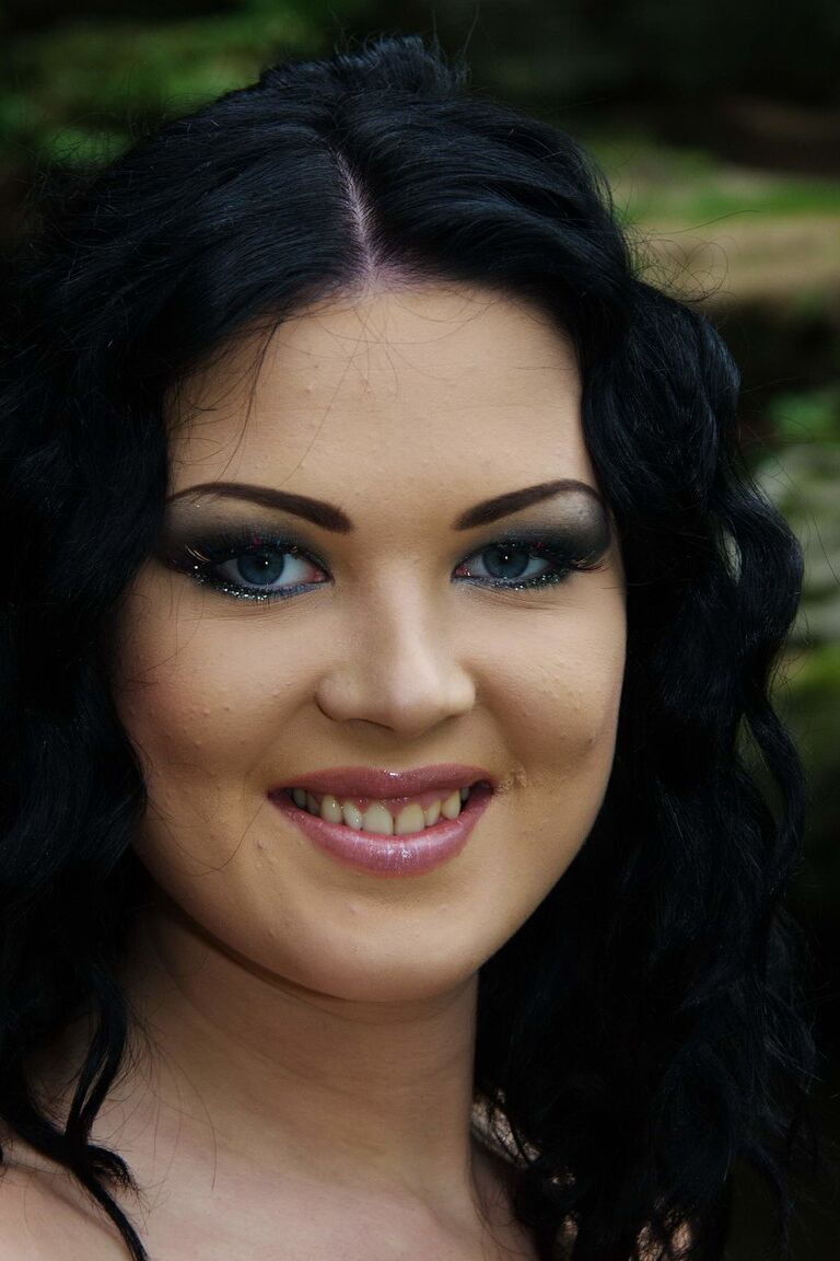 21P A estrela pornográfica totalmente natural Petra Stingrey se unindo em dupla em um trio ao ar livre