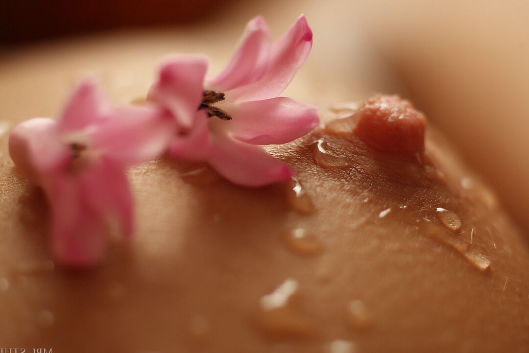 12P Adolescente molhada mostra sua buceta deliciosa em closes extremos