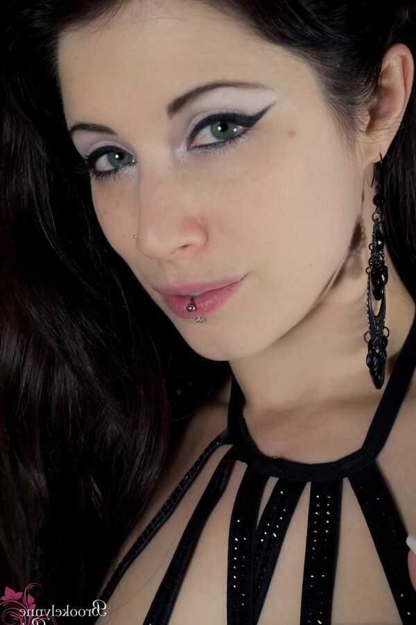 16P La impresionante diosa Brookelynne Briar cautiva en pantimedias negras