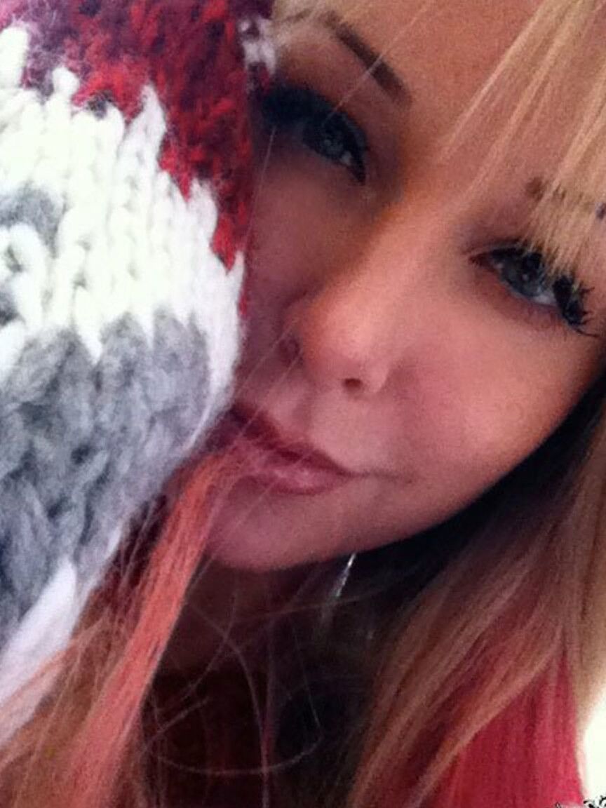 17P Hot MILF Kayden Kross tira selfies de seus peitos grandes e mamilos eretos