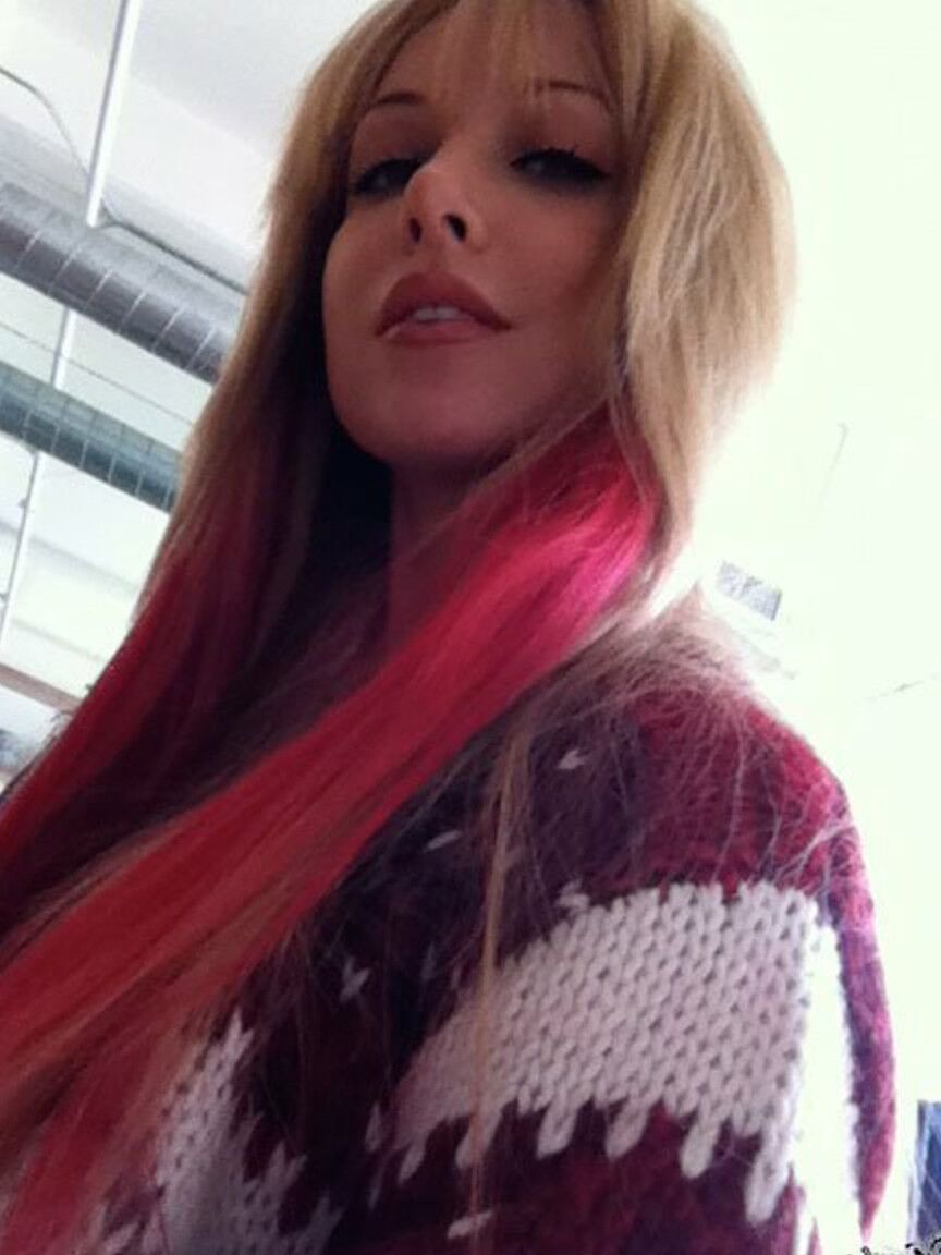 17P Hot MILF Kayden Kross tira selfies de seus peitos grandes e mamilos eretos