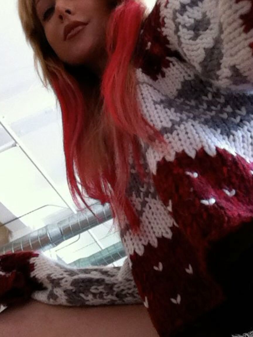 17P Hot MILF Kayden Kross tira selfies de seus peitos grandes e mamilos eretos