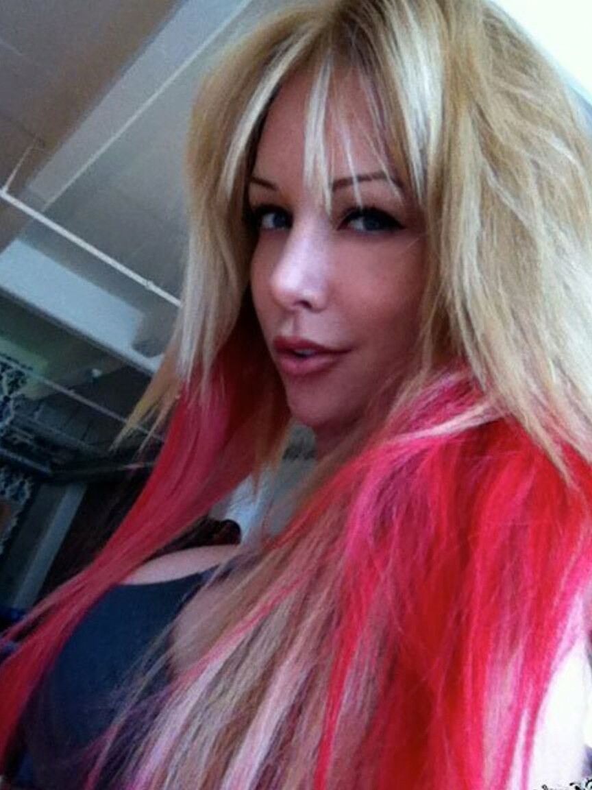 17P Hot MILF Kayden Kross tira selfies de seus peitos grandes e mamilos eretos