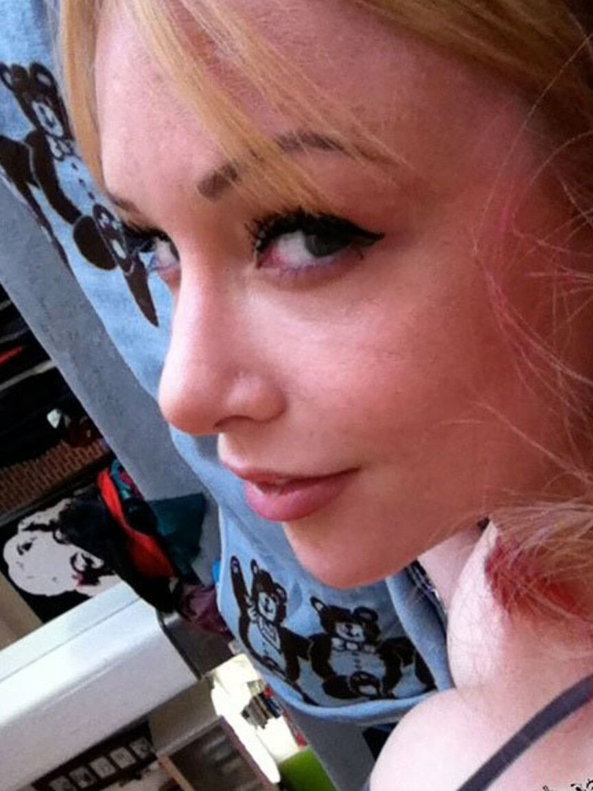 17P Hot MILF Kayden Kross tira selfies de seus peitos grandes e mamilos eretos