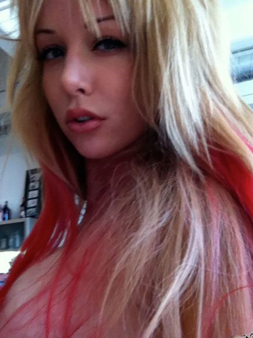 17P Hot MILF Kayden Kross tira selfies de seus peitos grandes e mamilos eretos