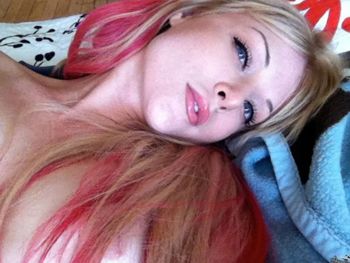 17P Hot MILF Kayden Kross tira selfies de seus peitos grandes e mamilos eretos