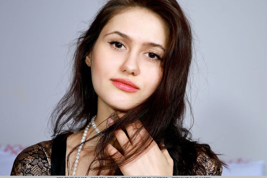 18P La joven morena de piernas largas Megan Elle se quita la bata para modelar desnuda