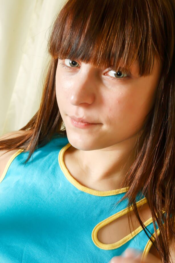16P A adolescente Barely Legal Jensine K leva uma gozada na barriga depois de foder