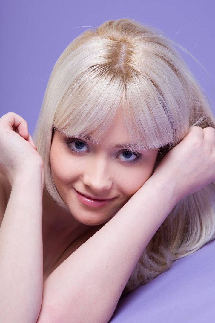 16P La joven rubia Carina E resalta su coño comestible completamente desnuda