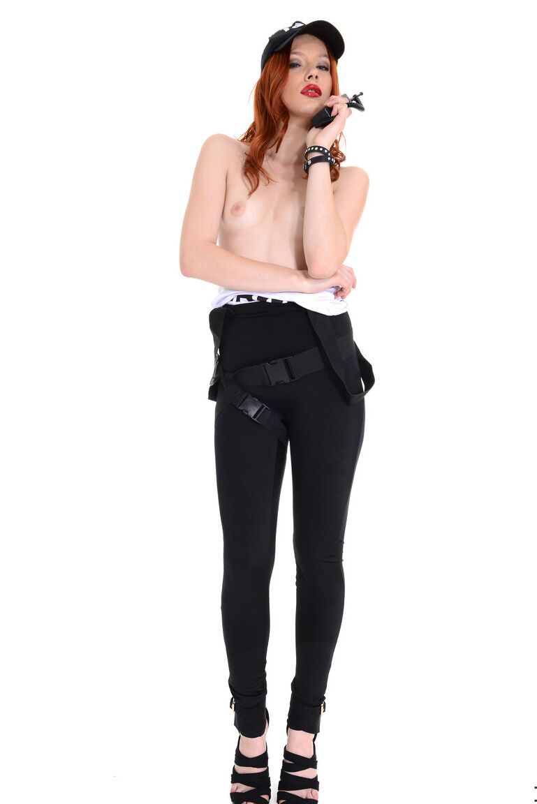 15P A linda ruiva Amber Cute fica completamente nua durante um noivado solo
