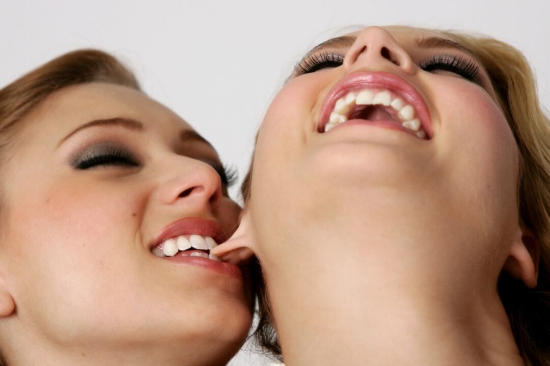 15P Las lesbianas Joey Hart y Paris Dahl se desnudan antes de producir un juguete sexual