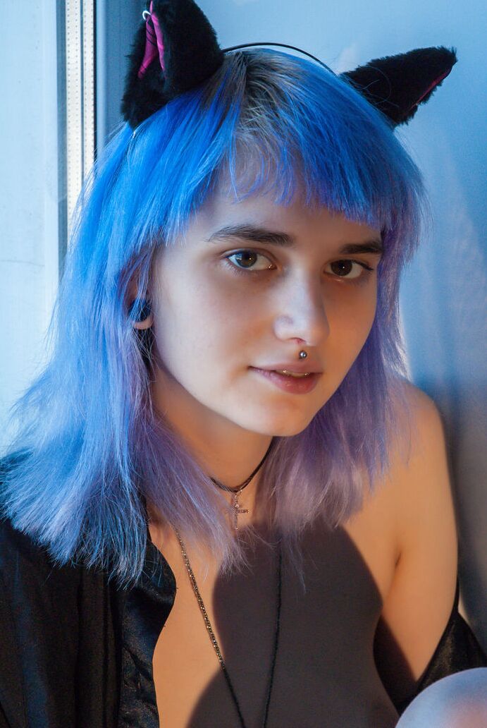 20P La gatita de pelo azul Vilett muestra sus pezones calientes y turgentes