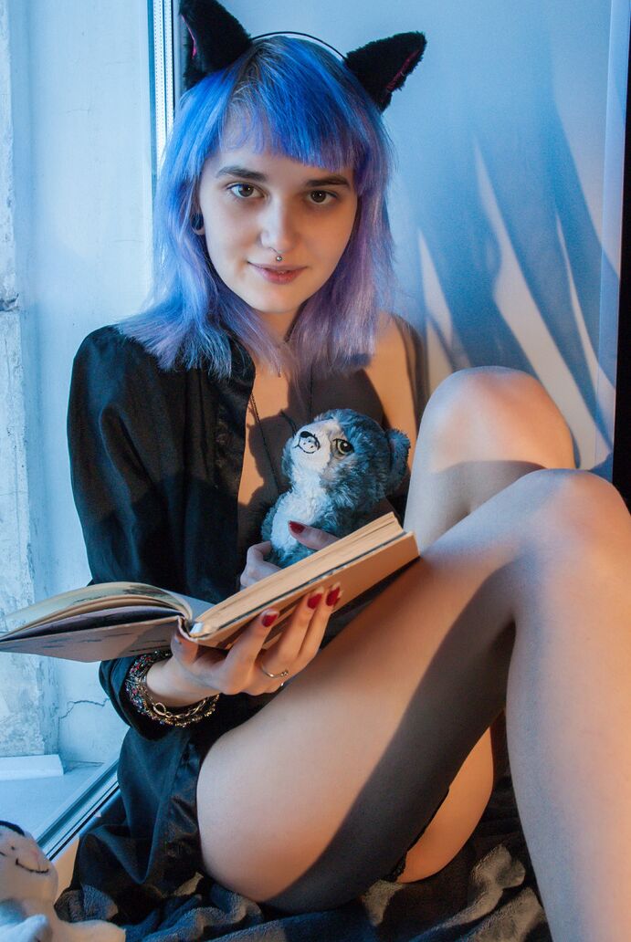 20P La gatita de pelo azul Vilett muestra sus pezones calientes y turgentes