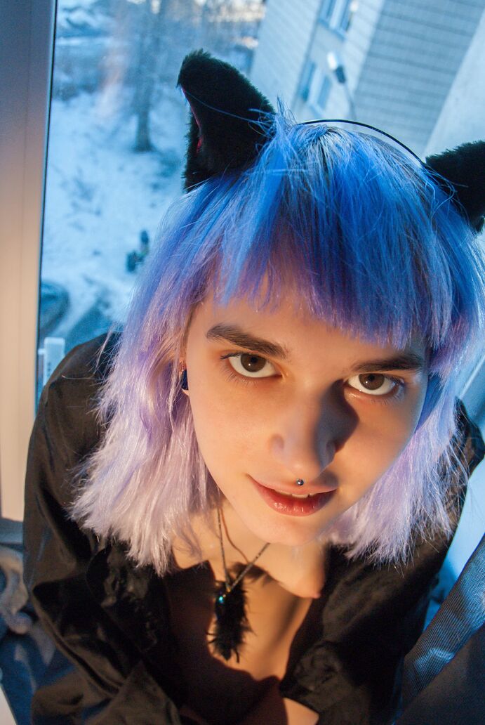 20P La gatita de pelo azul Vilett muestra sus pezones calientes y turgentes