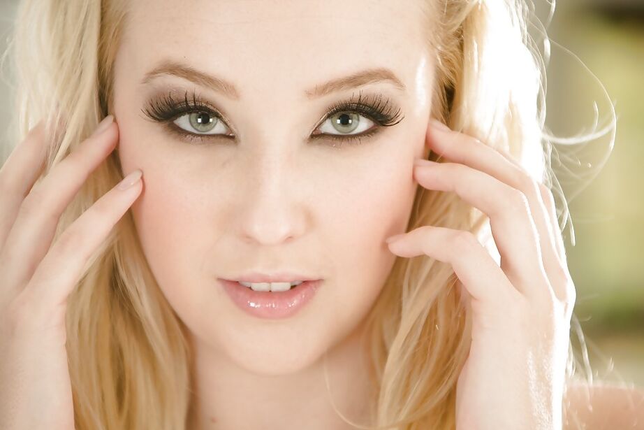16P La increíble pequeña rubia Samantha Rone muestra su cuerpo sexy