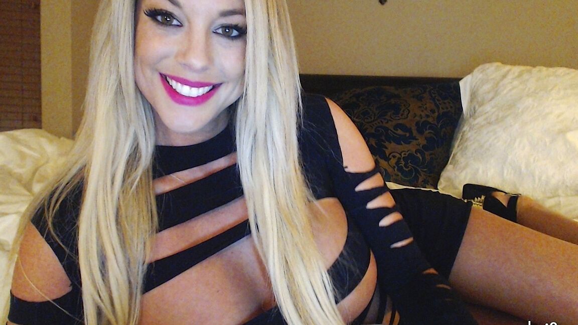 15P Loira sexy MILF mostra seu lindo rosto durante um show na webcam