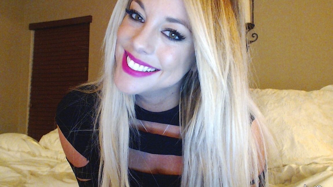 15P Loira sexy MILF mostra seu lindo rosto durante um show na webcam