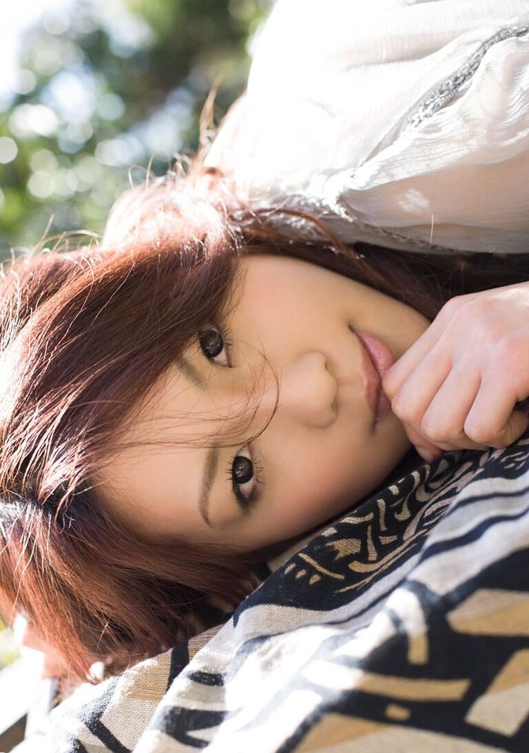 16P A jovem japonesa Ryo Shinohara fica totalmente nua na floresta atrás da casa