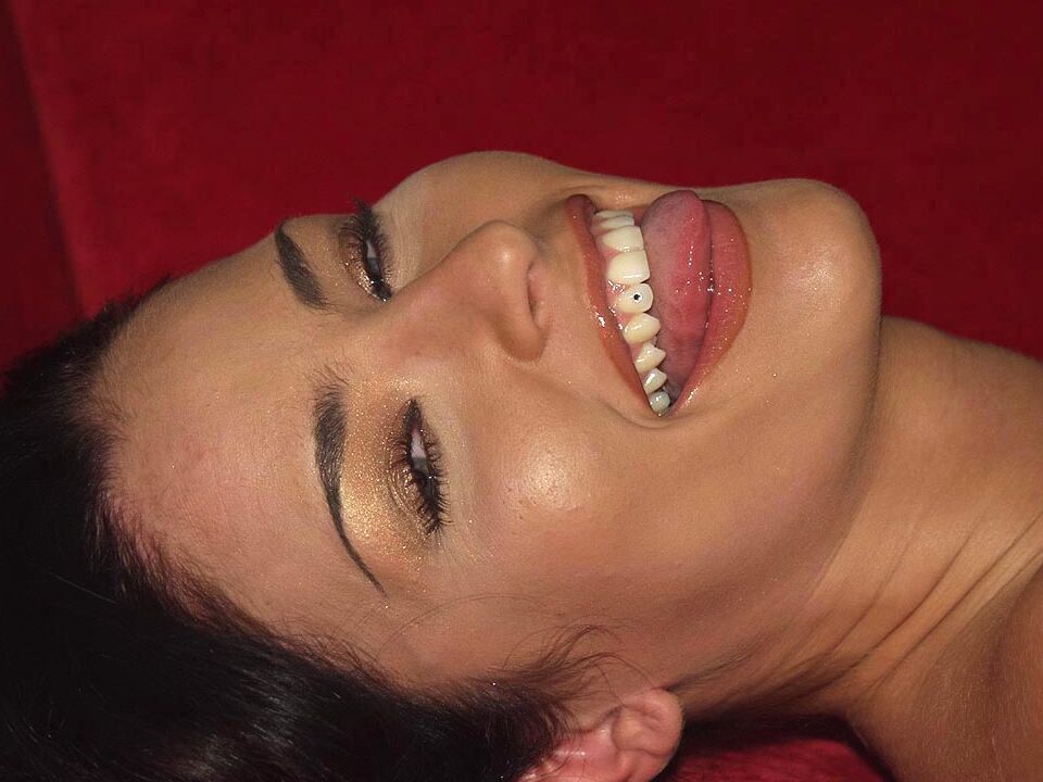 16P Dark haired amateur Isabella pauses to smoke while modelling naked