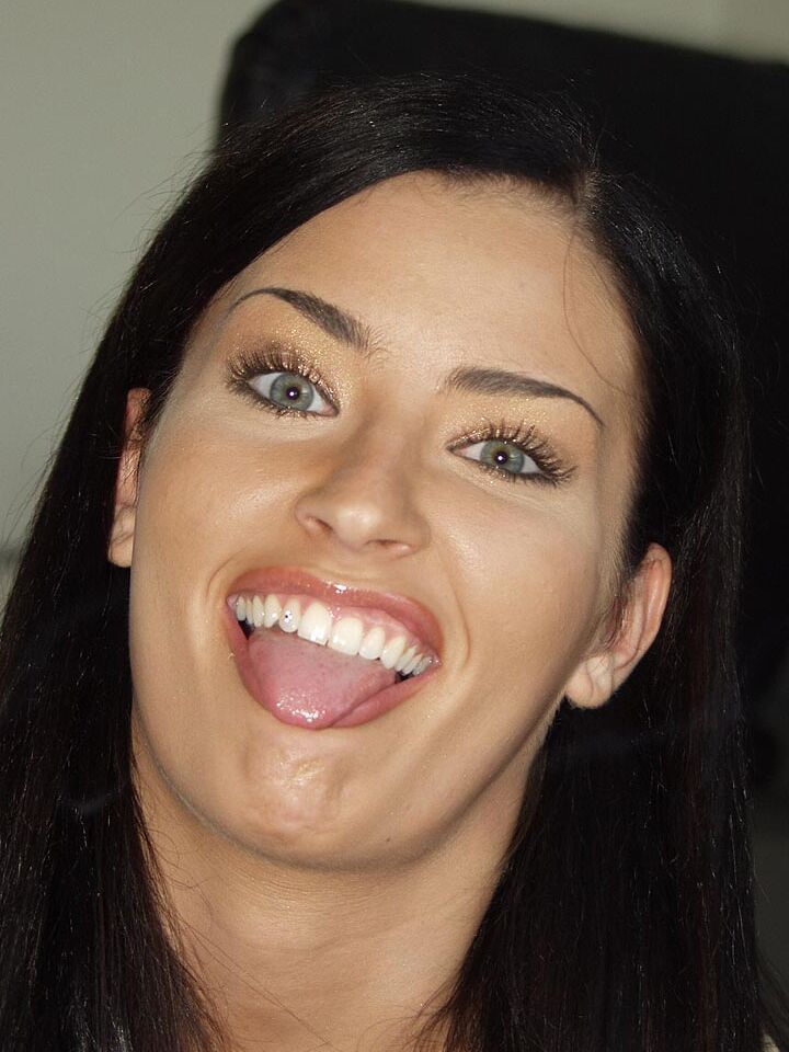 16P Dark haired amateur Isabella pauses to smoke while modelling naked