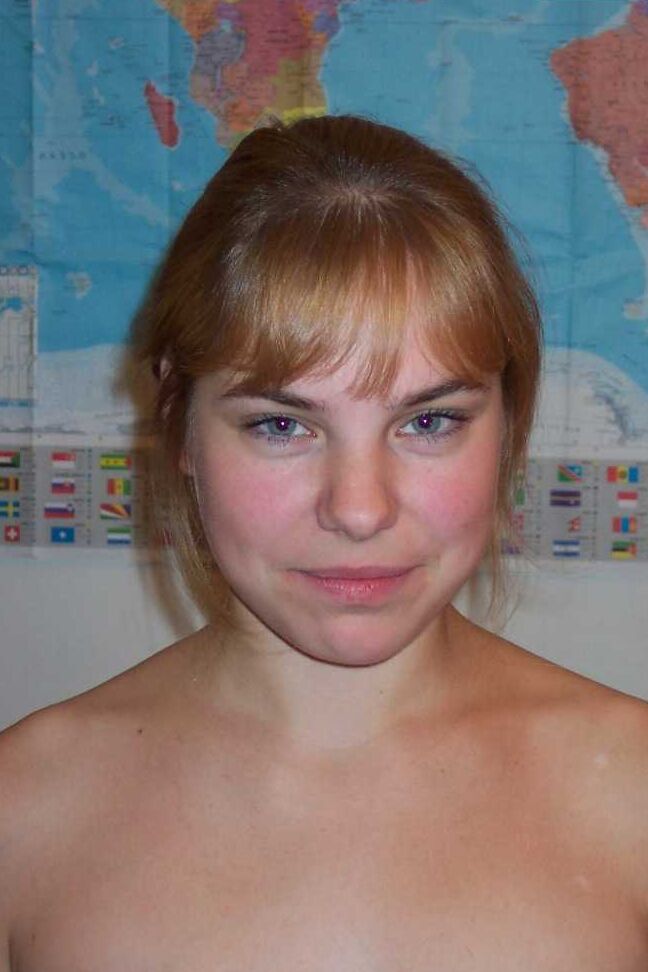 12P Adorável adolescente amadora Maggie Sweet leva um dong de um homem velho