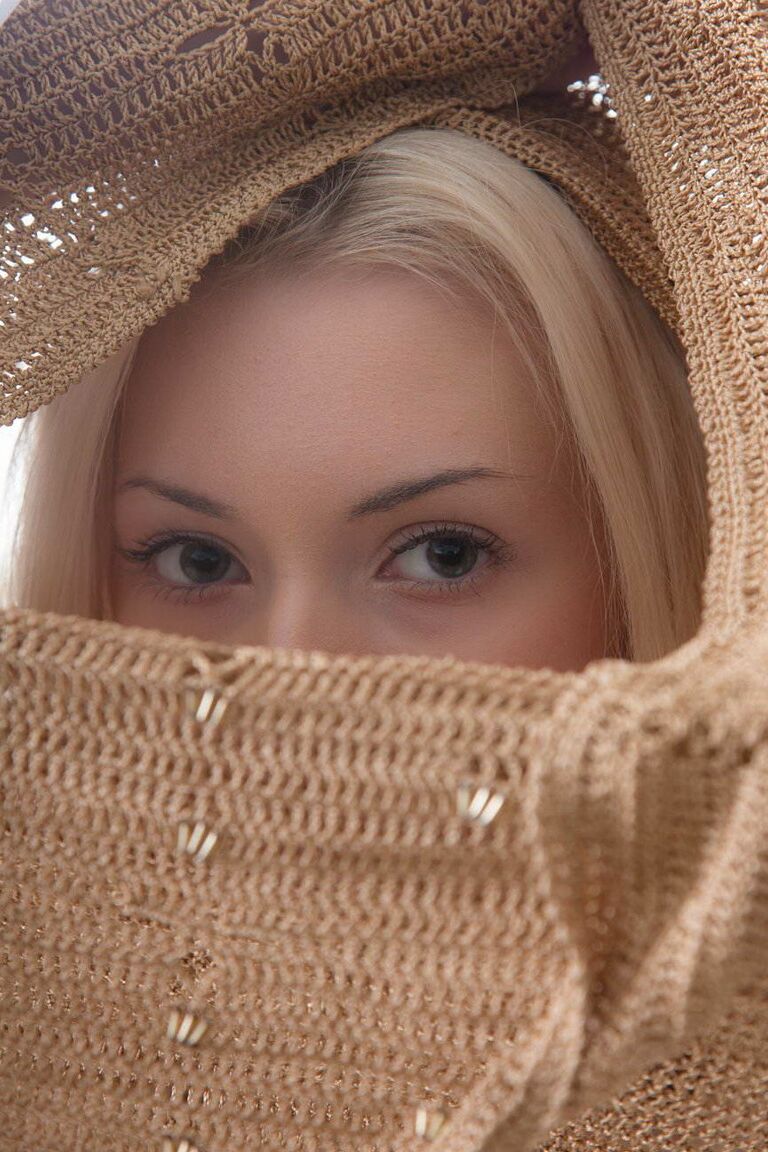 15P Camila, blonde à la peau claire, se masturbe nue la chatte d'adolescente