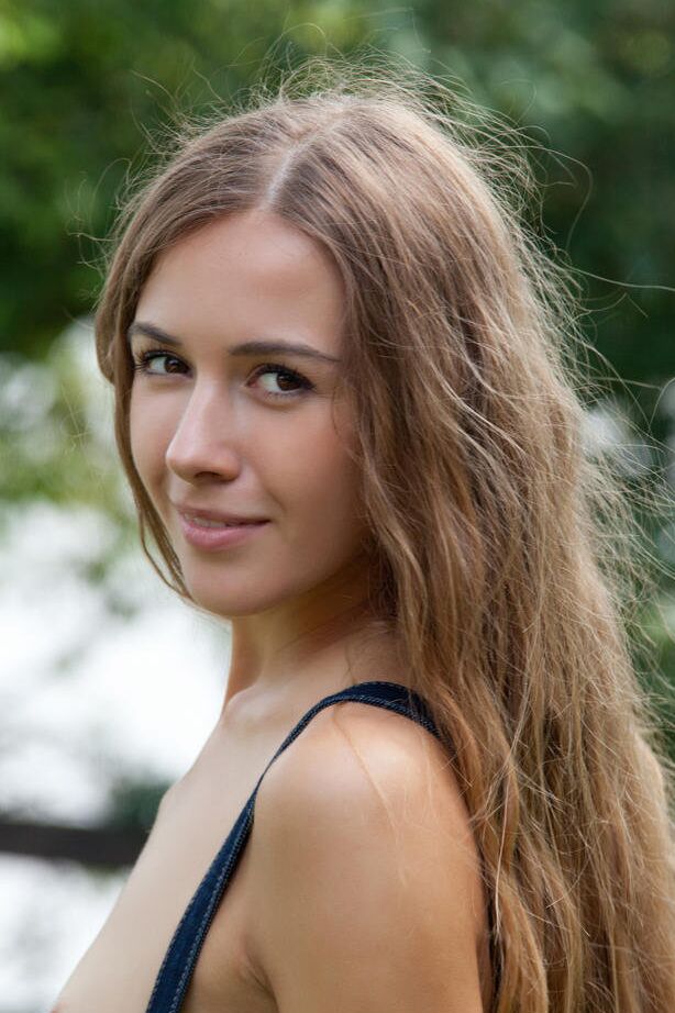 Das 18-jährige, dünne Teenie-Model Lina Diamond zieht ihre Shorts aus, um nackt auf dem Picknicktisch zu posieren