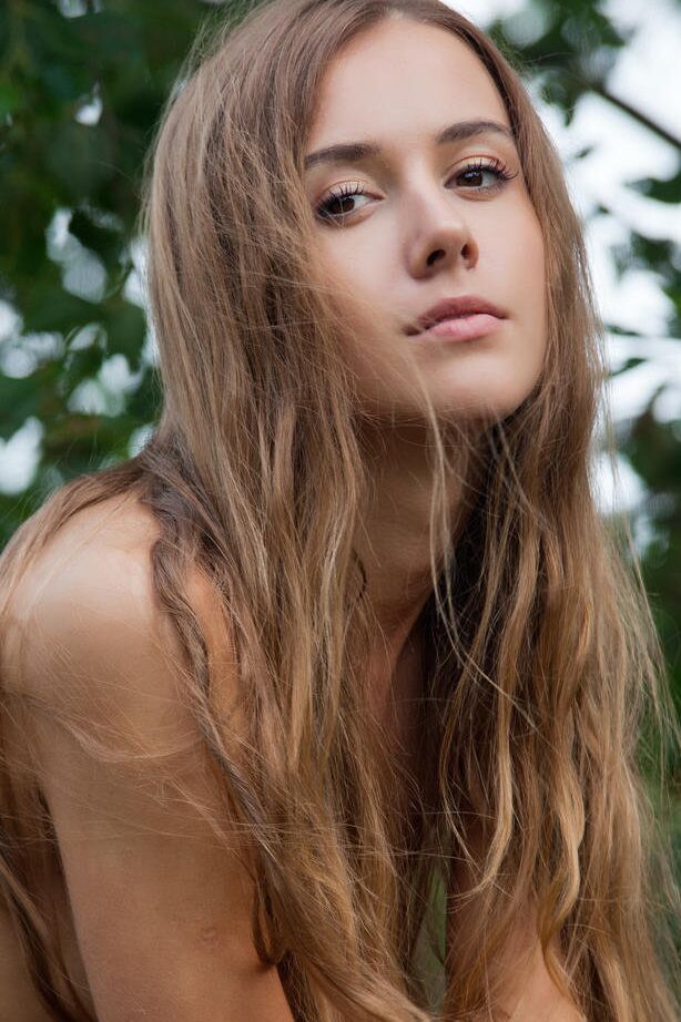 Das 18-jährige, dünne Teenie-Model Lina Diamond zieht ihre Shorts aus, um nackt auf dem Picknicktisch zu posieren