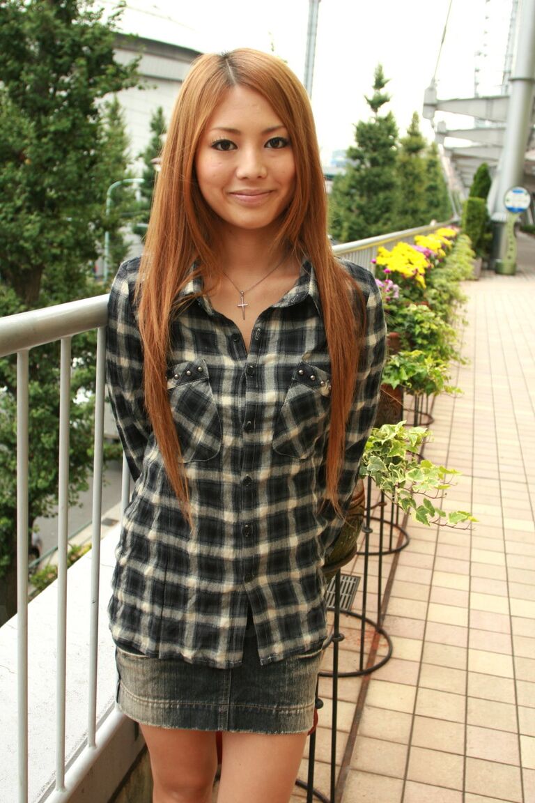 15P 日本人赤毛森崎アンナがミニスカートを着たまま飲み物をしゃぶる