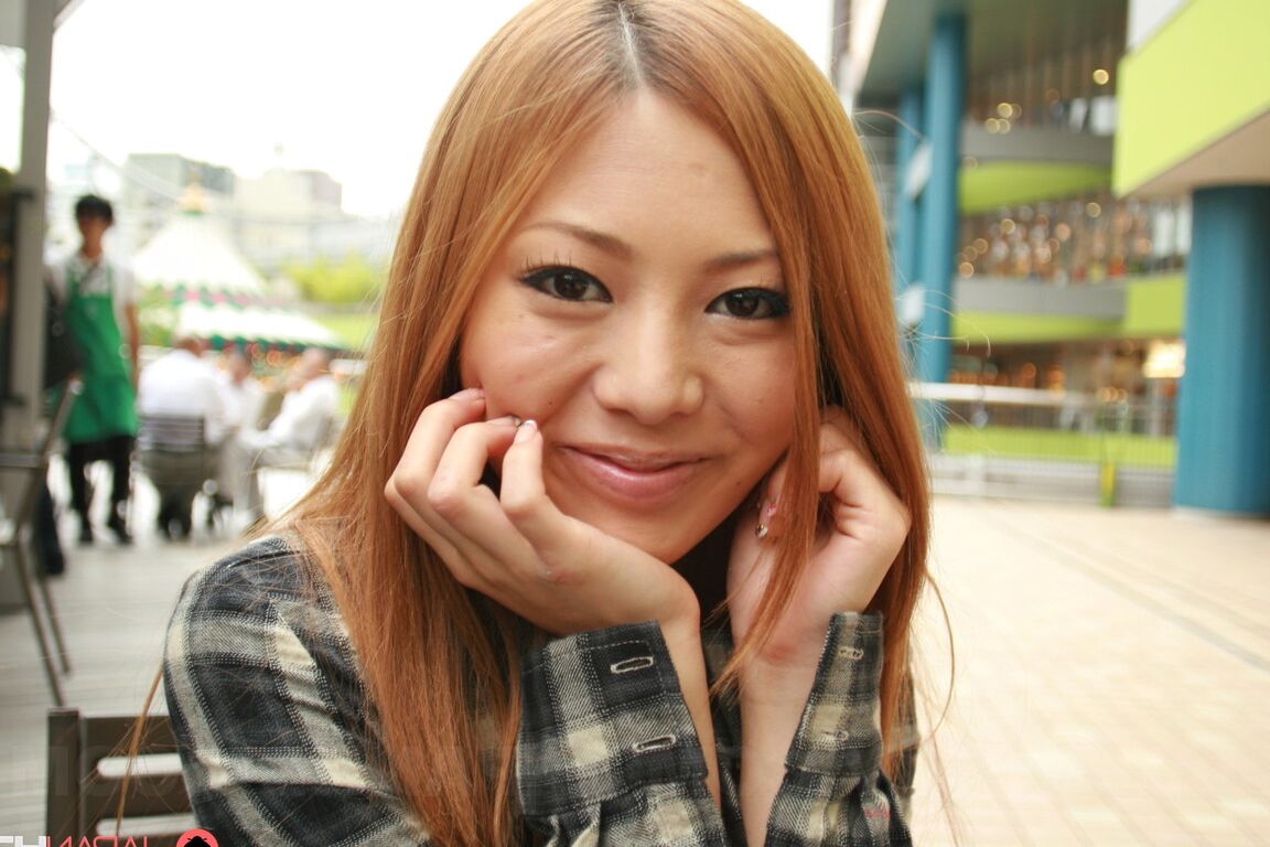 15P 日本人赤毛森崎アンナがミニスカートを着たまま飲み物をしゃぶる