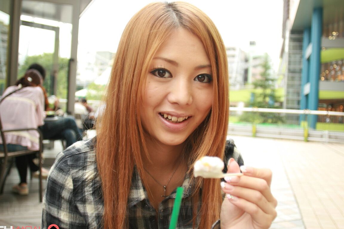 15P 日本人赤毛森崎アンナがミニスカートを着たまま飲み物をしゃぶる