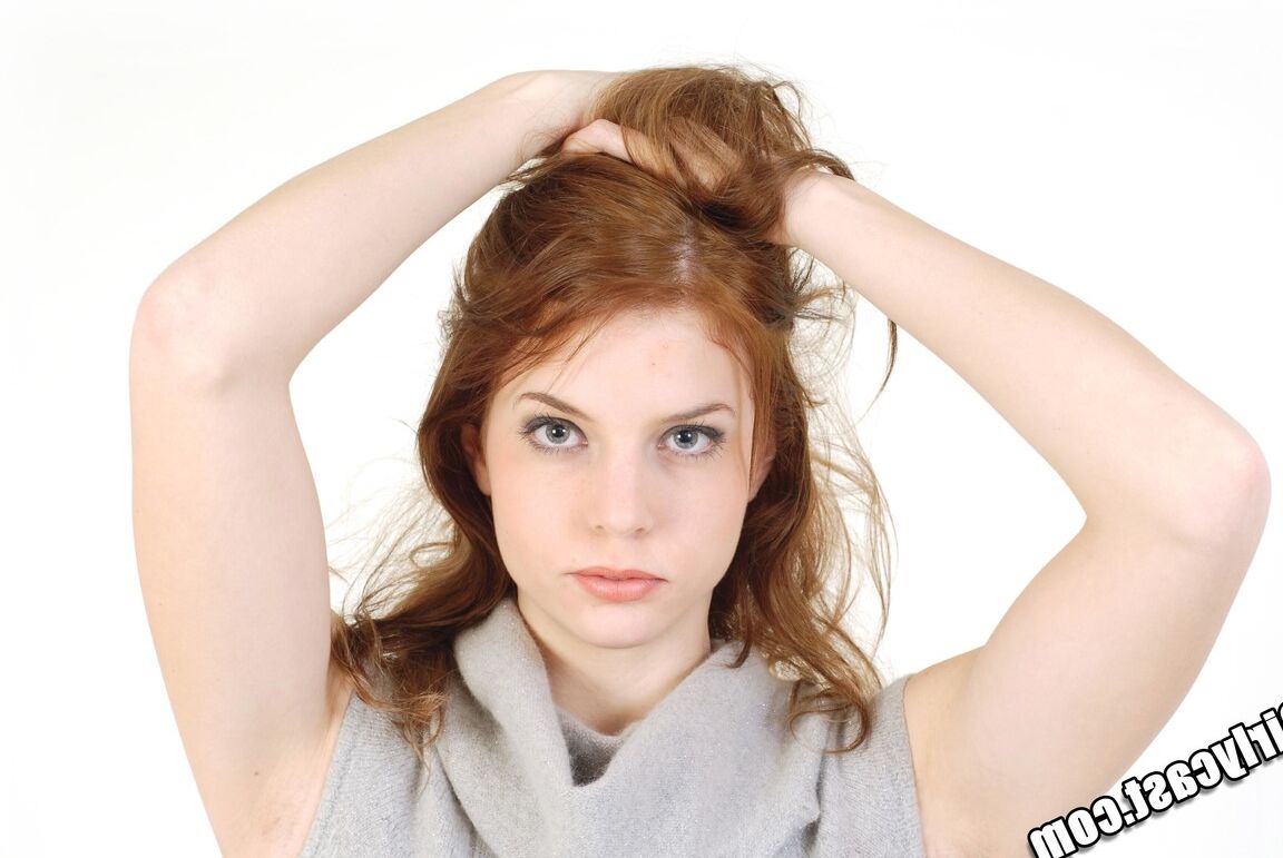 15P Die junge Rothaarige Diana S türmt bei ihrem ersten Nacktshooting ihre Haare hoch