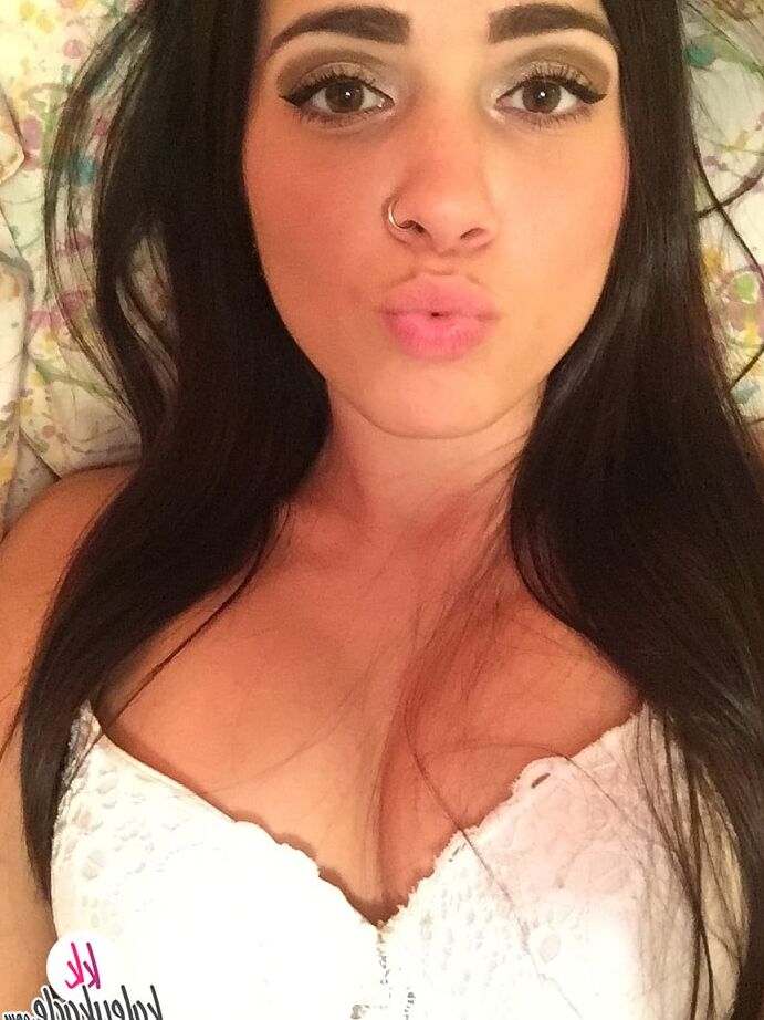 15P A adolescente Kaley Kade mostra seus piercings enquanto chupa um vibrador