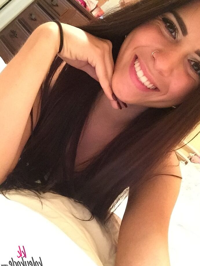 15P A adolescente Kaley Kade mostra seus piercings enquanto chupa um vibrador