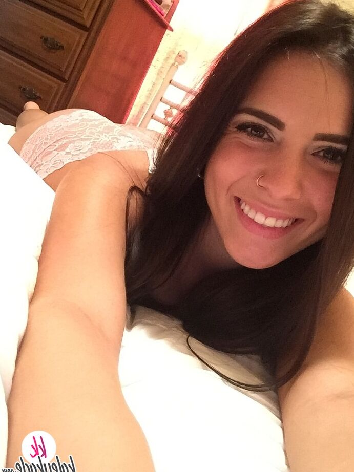 15P A adolescente Kaley Kade mostra seus piercings enquanto chupa um vibrador