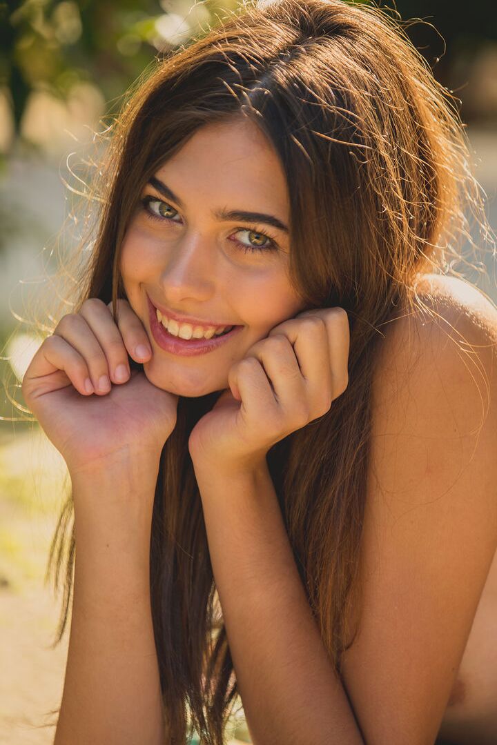 16P La jeune beauté Katrine Pirs se met totalement nue près des buissons en fleurs.