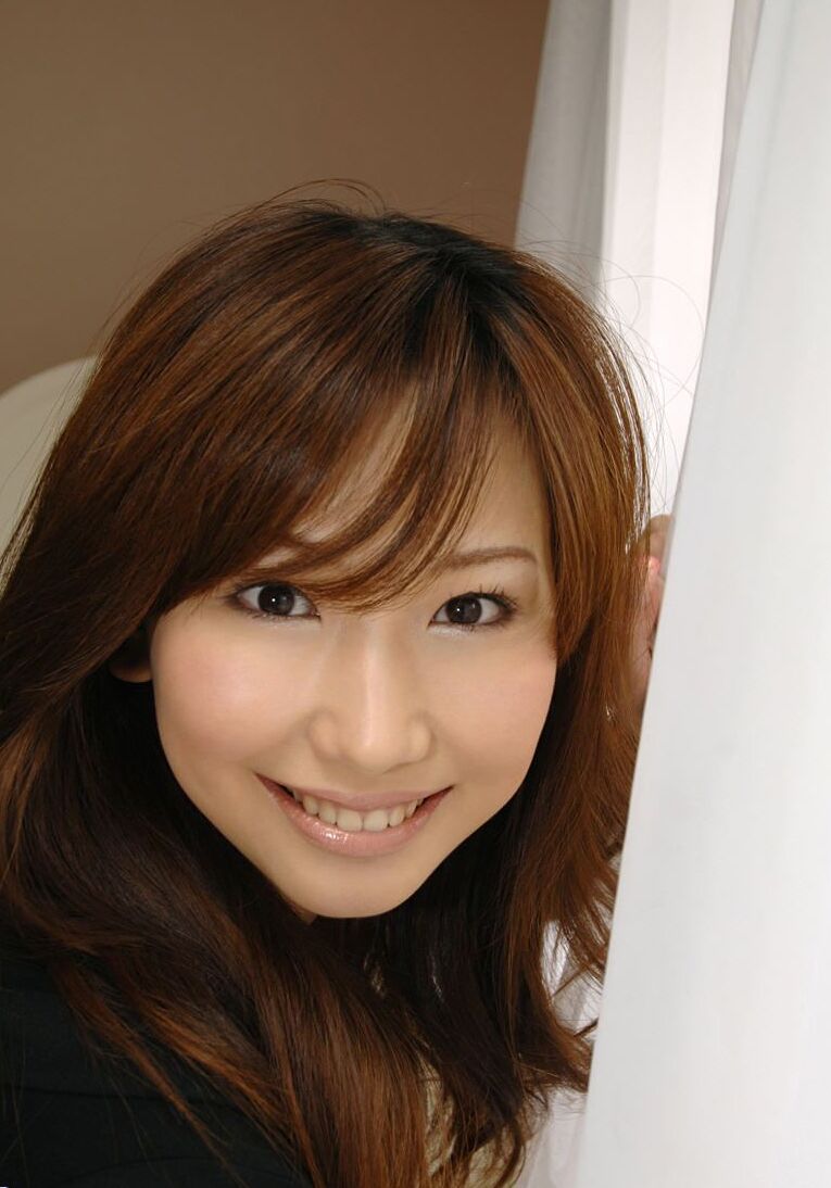 16P 日本の美女佐山愛が寝室でポーズをとりながら胸全体を掴む
