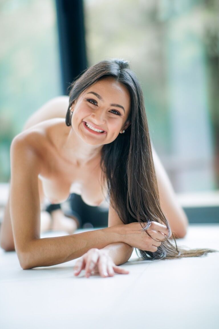 21P La jovencita Eliza Ibarra hace alarde de su culo celestial y recibe una erección en una cama