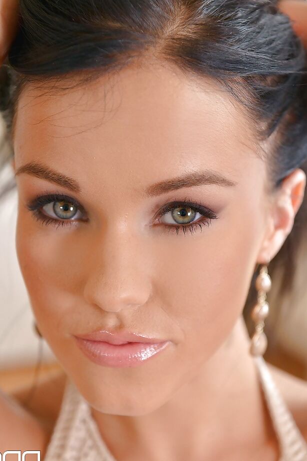 16P La morena Megan Rain se desnuda para exponer su perfecto coño adolescente
