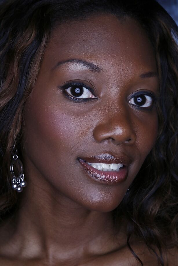 16P Nyomi Banxxx, une séduisante femme d'ébène, enlève sa lingerie rose.