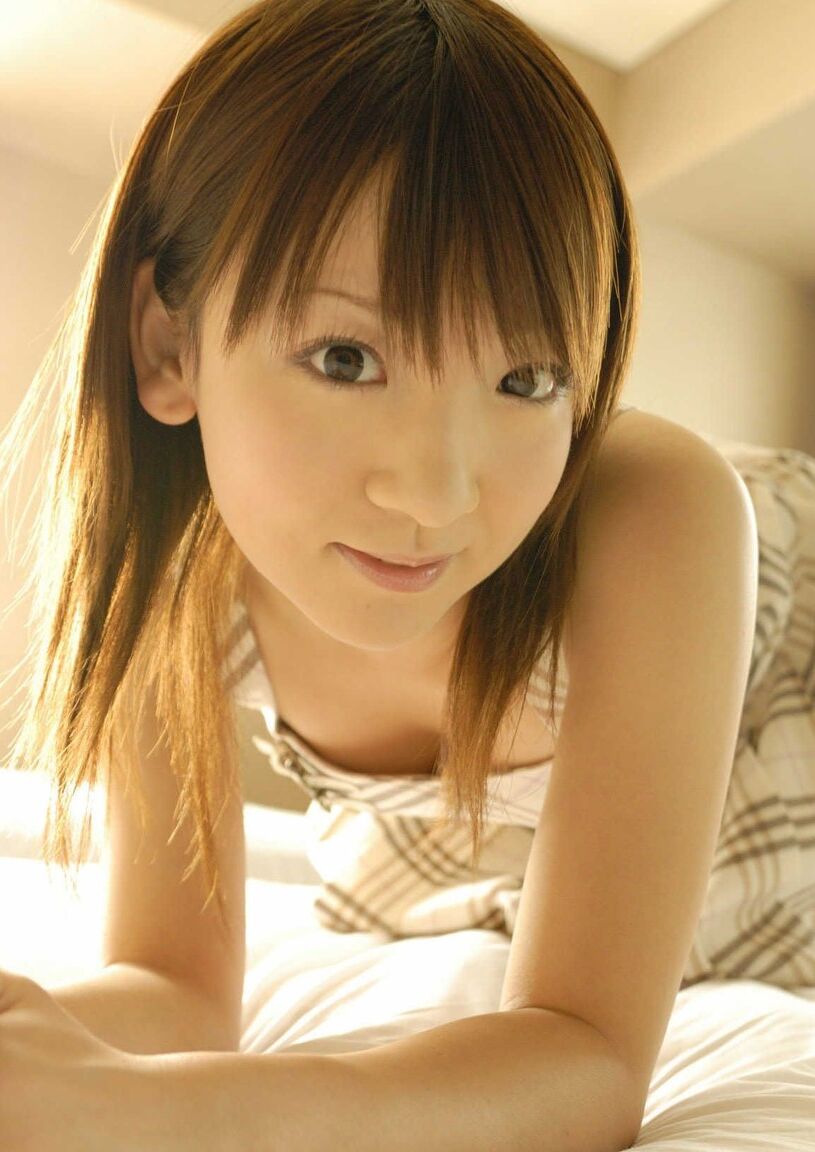 16P A linda adolescente japonesa Azuki tem seus peitos acariciados por seu amante