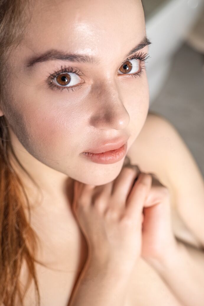 20P Jolie, une adolescente sensuelle, fait ses lèvres avant de se lancer dans des poses nues alléchantes.