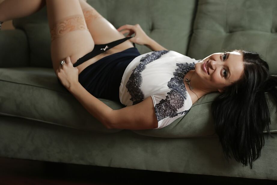 16P Barely legal Kimberly Kane fica nua e posa seu corpo sexy